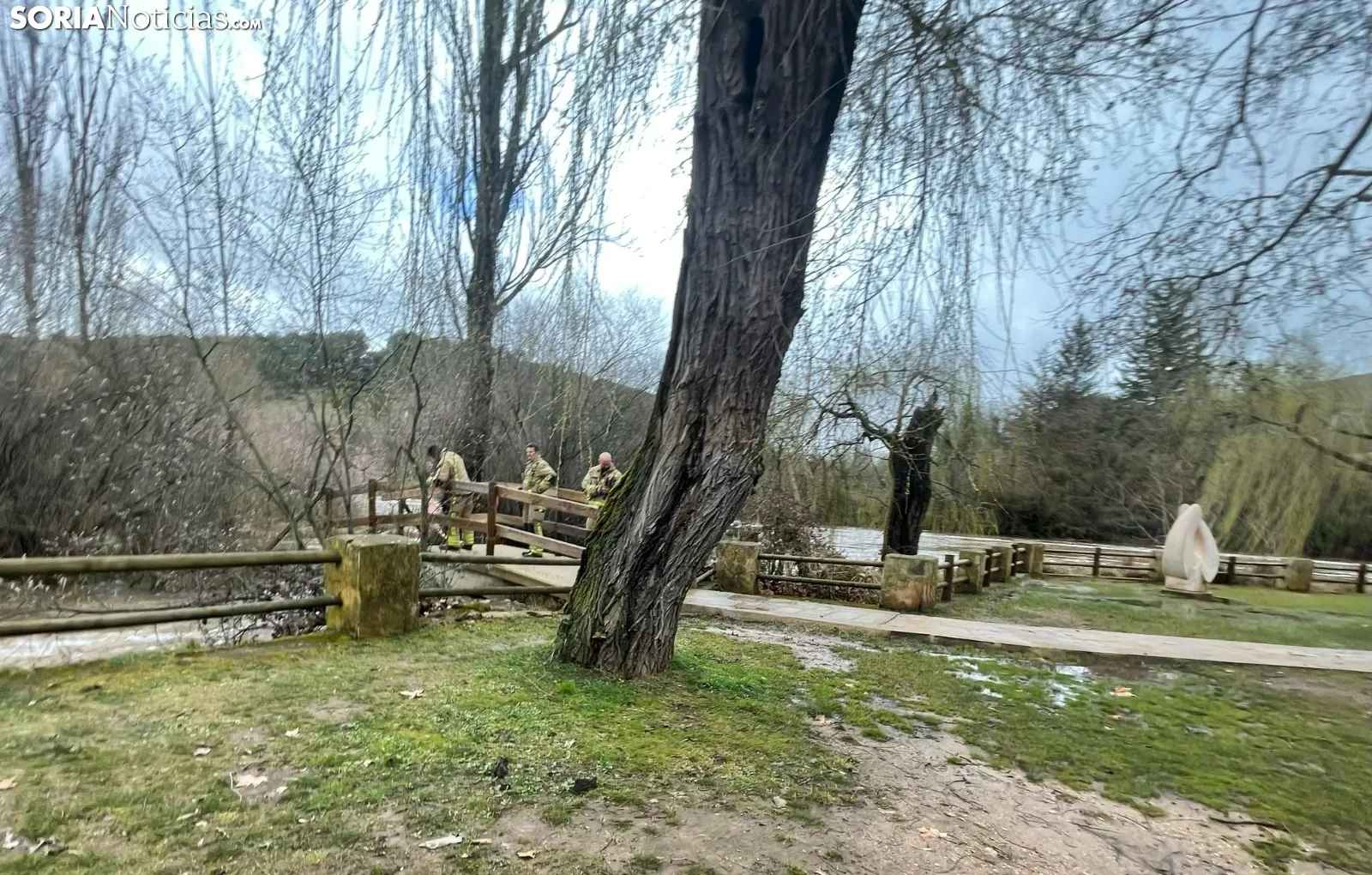 Foto 2 - Los bomberos realizan tareas de prevenci&oacute;n ante el posible desbordamiento del Duero a su paso por Soria