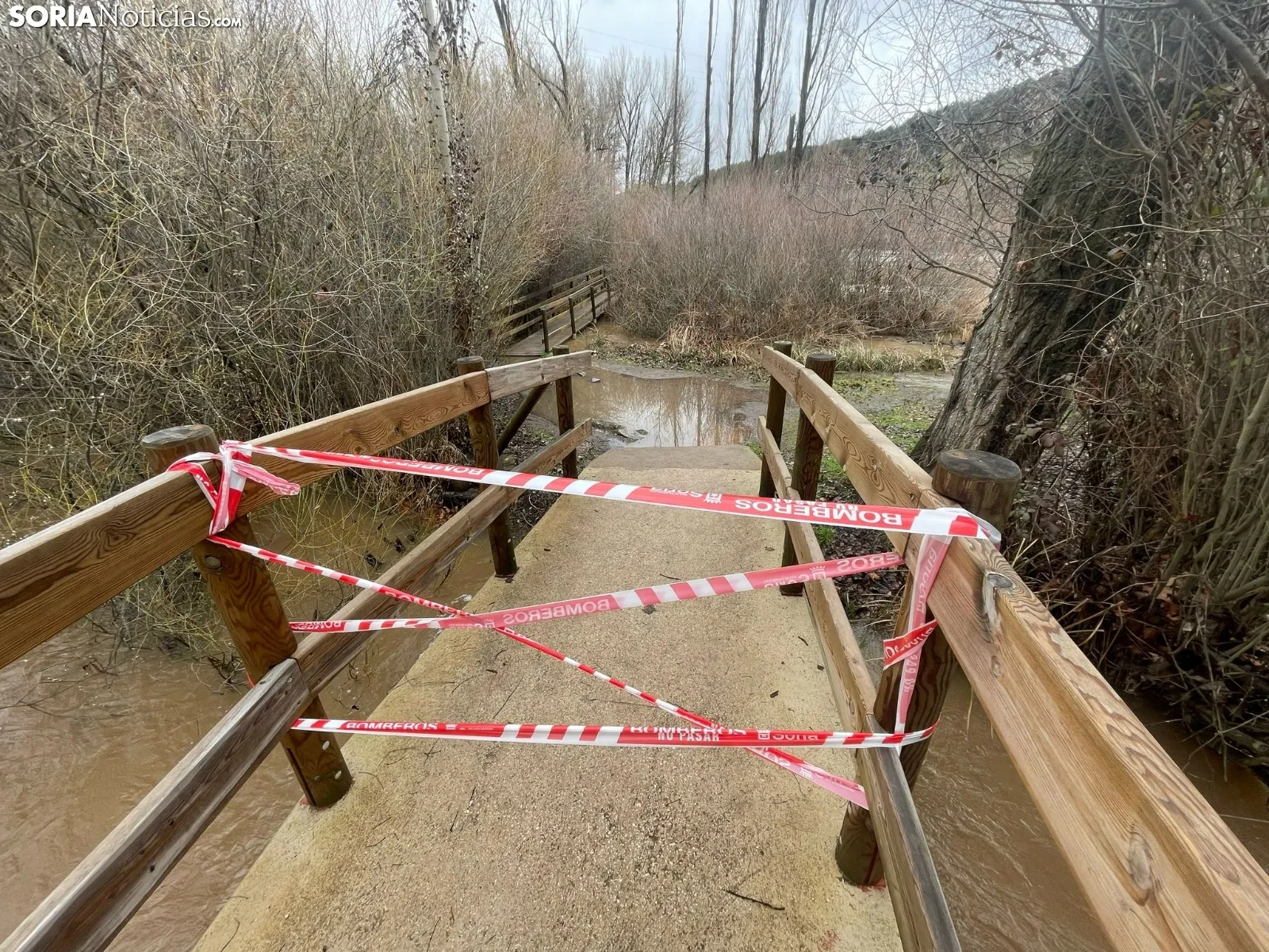Foto 7 - Los bomberos realizan tareas de prevenci&oacute;n ante el posible desbordamiento del Duero a su paso por Soria
