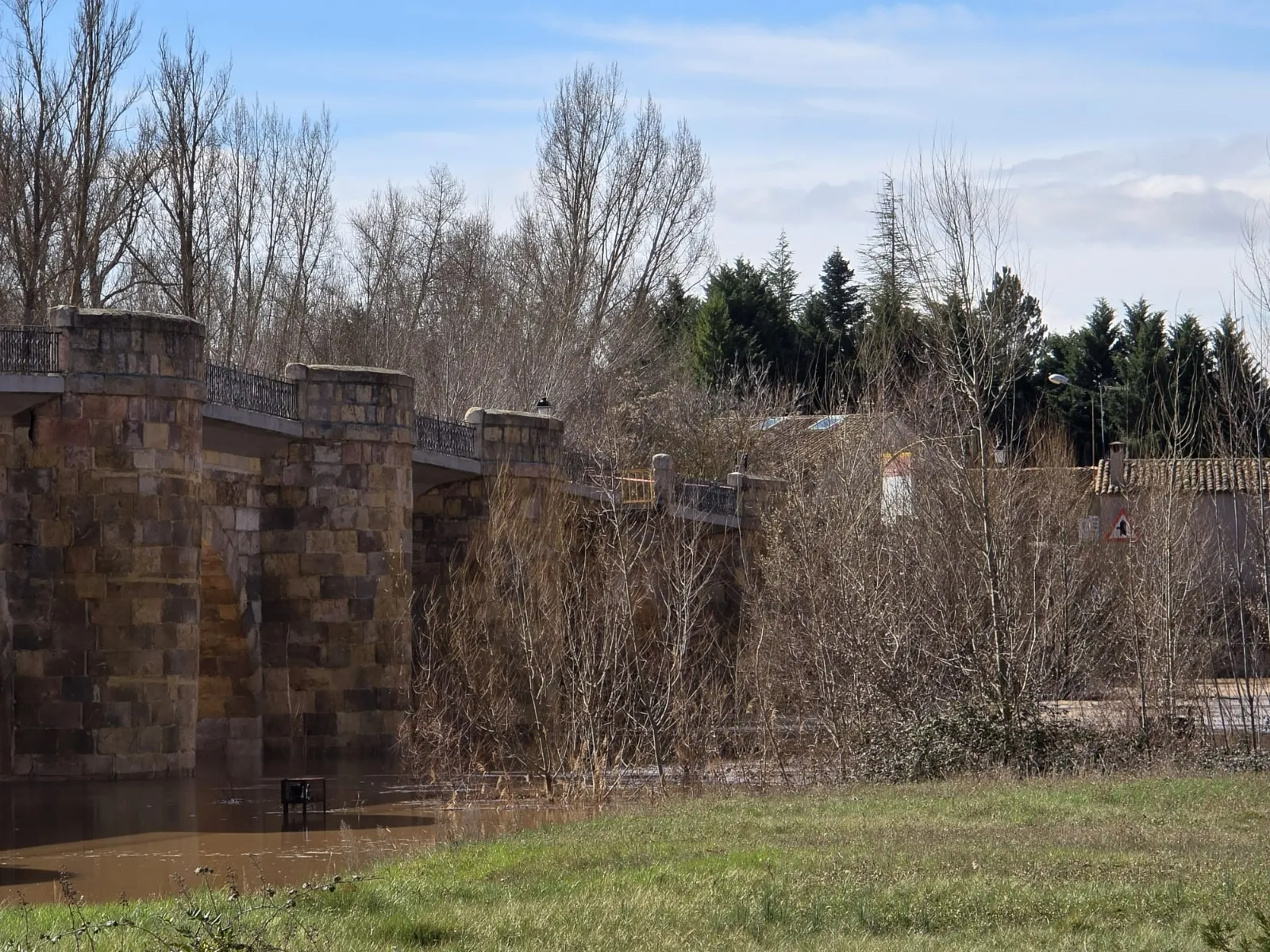 Foto 2 - Cortada la N-110 a su paso por San Esteban debido al desprendimiento de parte del puente