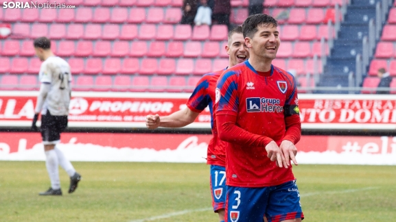 En imágenes: El Numancia disfruta bajo la nieve ante el Salamanca C.F.