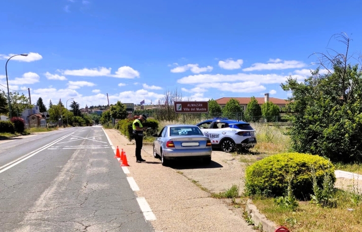 Triplica la tasa de alcohol y se choca con otro coche en pleno centro de Almazán