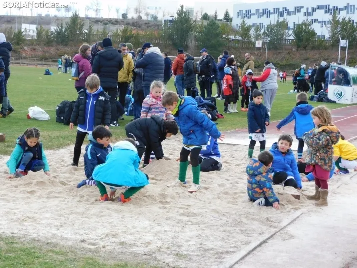 &iexcl;Placados por la diversi&oacute;n! 400 ni&ntilde;os hacen un "ensayo" de rugby en Soria, en fo
