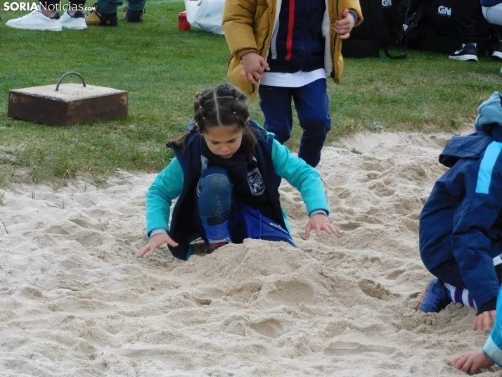 &iexcl;Placados por la diversi&oacute;n! 400 ni&ntilde;os hacen un "ensayo" de rugby en Soria, en fo