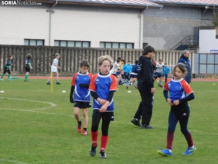 &iexcl;Placados por la diversi&oacute;n! 400 ni&ntilde;os hacen un "ensayo" de rugby en Soria, en fo