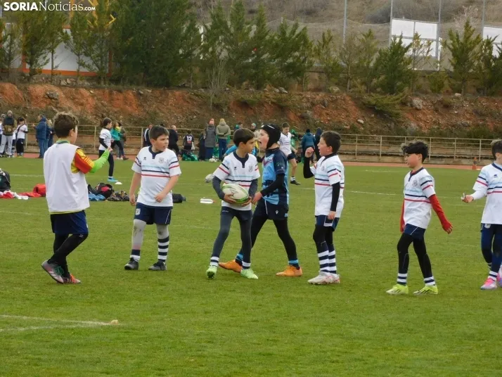 &iexcl;Placados por la diversi&oacute;n! 400 ni&ntilde;os hacen un "ensayo" de rugby en Soria, en fo