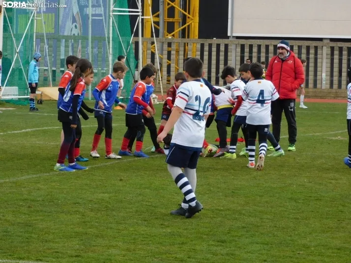 &iexcl;Placados por la diversi&oacute;n! 400 ni&ntilde;os hacen un "ensayo" de rugby en Soria, en fo