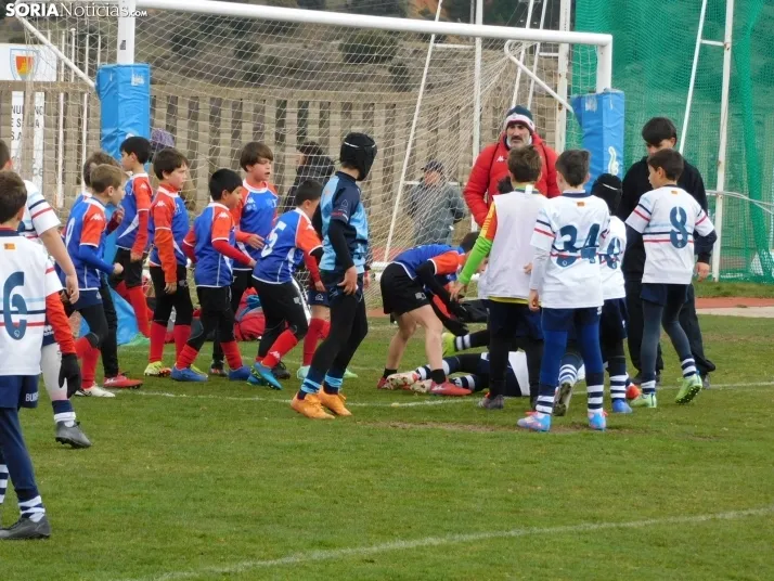 &iexcl;Placados por la diversi&oacute;n! 400 ni&ntilde;os hacen un "ensayo" de rugby en Soria, en fo