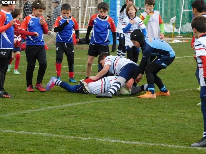 &iexcl;Placados por la diversi&oacute;n! 400 ni&ntilde;os hacen un "ensayo" de rugby en Soria, en fo