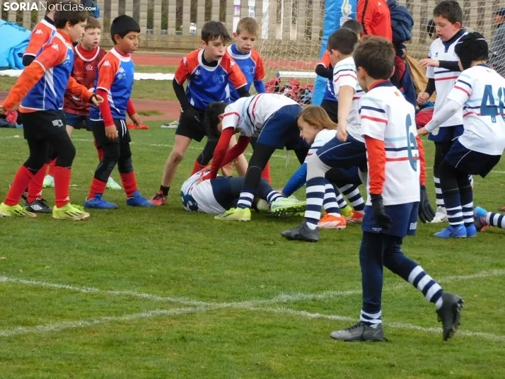 &iexcl;Placados por la diversi&oacute;n! 400 ni&ntilde;os hacen un "ensayo" de rugby en Soria, en fo