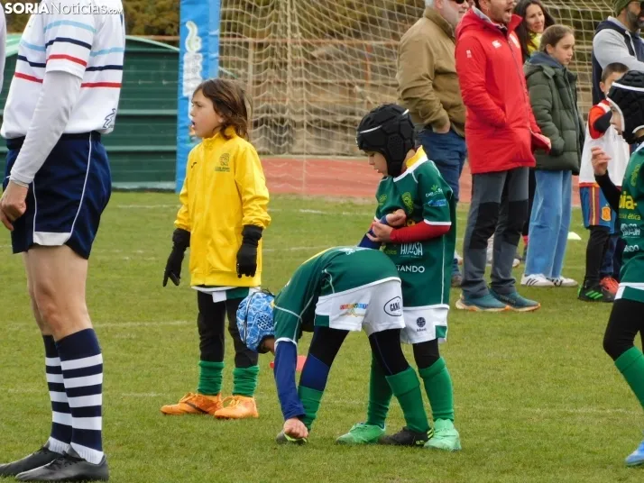 &iexcl;Placados por la diversi&oacute;n! 400 ni&ntilde;os hacen un "ensayo" de rugby en Soria, en fo