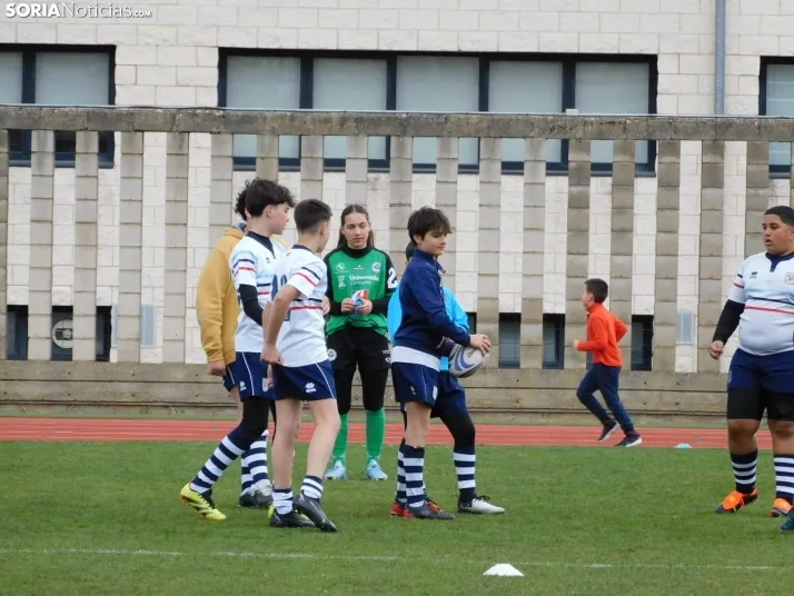 &iexcl;Placados por la diversi&oacute;n! 400 ni&ntilde;os hacen un "ensayo" de rugby en Soria, en fo