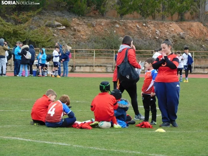 &iexcl;Placados por la diversi&oacute;n! 400 ni&ntilde;os hacen un "ensayo" de rugby en Soria, en fo