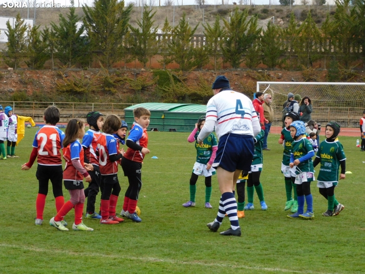 &iexcl;Placados por la diversi&oacute;n! 400 ni&ntilde;os hacen un &quot;ensayo&quot; de rugby en Soria, en fo