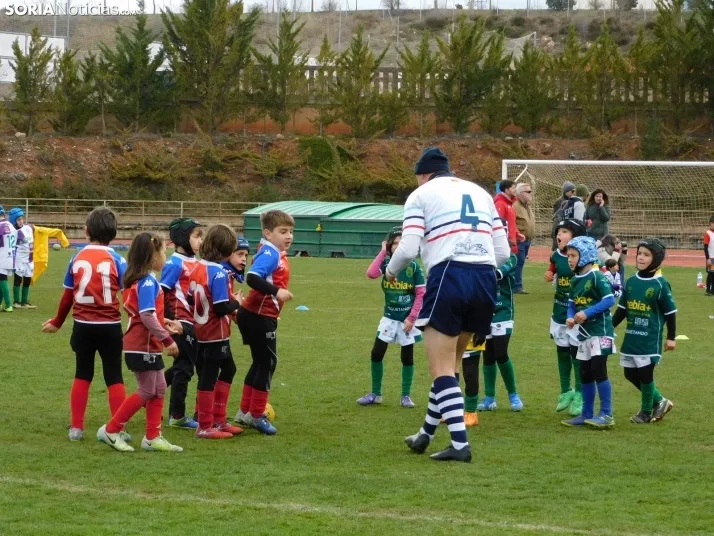 &iexcl;Placados por la diversi&oacute;n! 400 ni&ntilde;os hacen un "ensayo" de rugby en Soria, en fo
