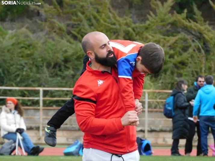 &iexcl;Placados por la diversi&oacute;n! 400 ni&ntilde;os hacen un "ensayo" de rugby en Soria, en fo