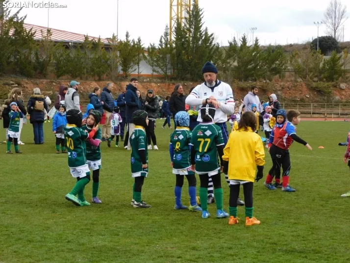 &iexcl;Placados por la diversi&oacute;n! 400 ni&ntilde;os hacen un "ensayo" de rugby en Soria, en fo