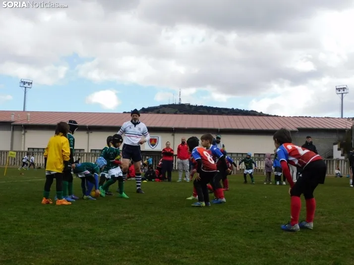 &iexcl;Placados por la diversi&oacute;n! 400 ni&ntilde;os hacen un "ensayo" de rugby en Soria, en fo