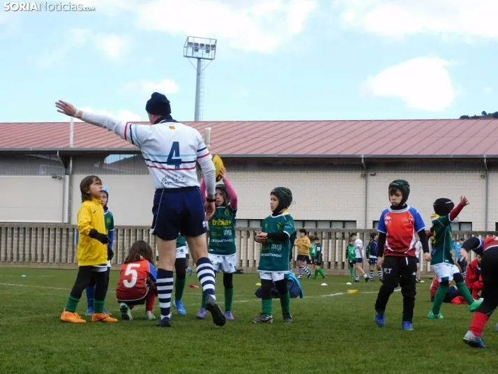 &iexcl;Placados por la diversi&oacute;n! 400 ni&ntilde;os hacen un "ensayo" de rugby en Soria, en fo
