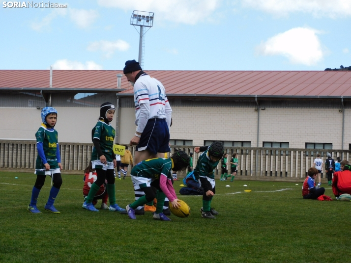 &iexcl;Placados por la diversi&oacute;n! 400 ni&ntilde;os hacen un &quot;ensayo&quot; de rugby en Soria, en fo