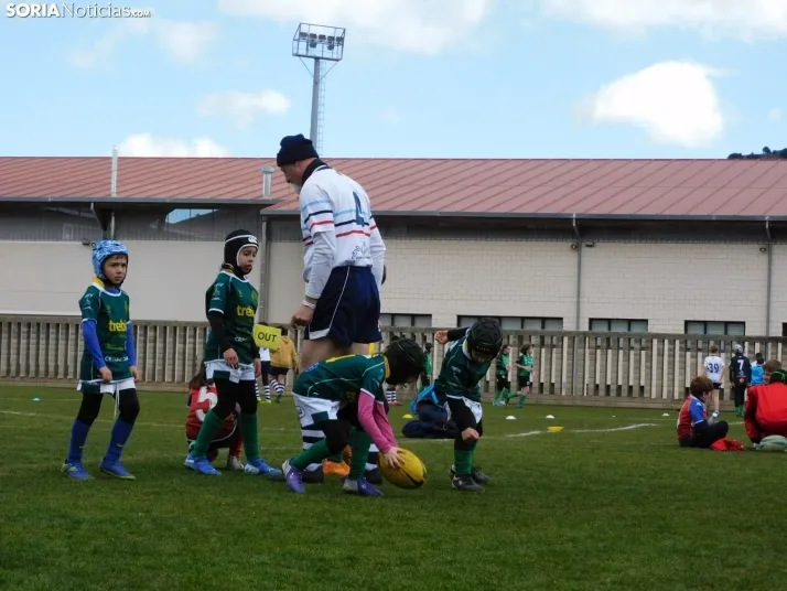&iexcl;Placados por la diversi&oacute;n! 400 ni&ntilde;os hacen un "ensayo" de rugby en Soria, en fo