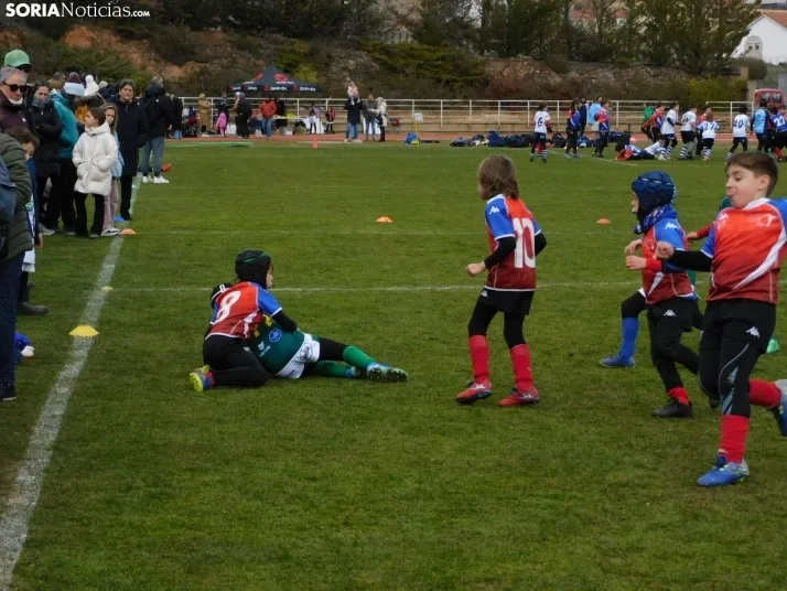 &iexcl;Placados por la diversi&oacute;n! 400 ni&ntilde;os hacen un "ensayo" de rugby en Soria, en fo