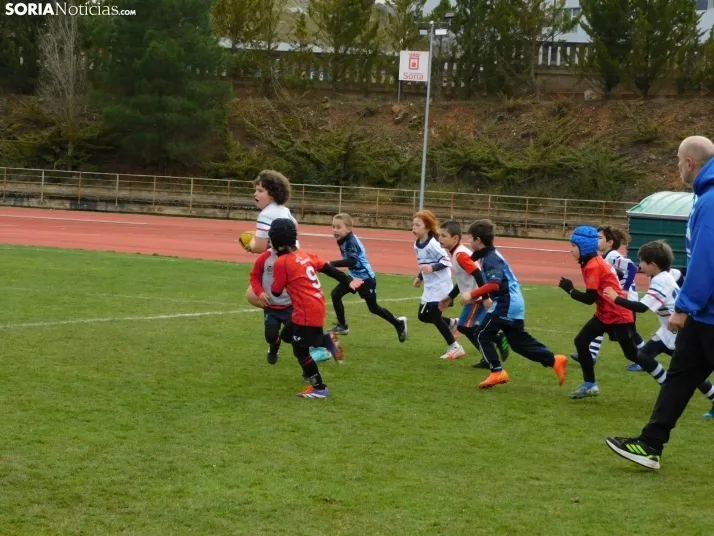 &iexcl;Placados por la diversi&oacute;n! 400 ni&ntilde;os hacen un "ensayo" de rugby en Soria, en fo