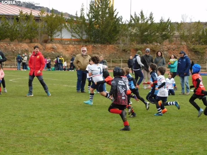 &iexcl;Placados por la diversi&oacute;n! 400 ni&ntilde;os hacen un "ensayo" de rugby en Soria, en fo