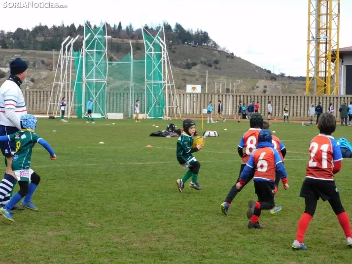 &iexcl;Placados por la diversi&oacute;n! 400 ni&ntilde;os hacen un "ensayo" de rugby en Soria, en fo