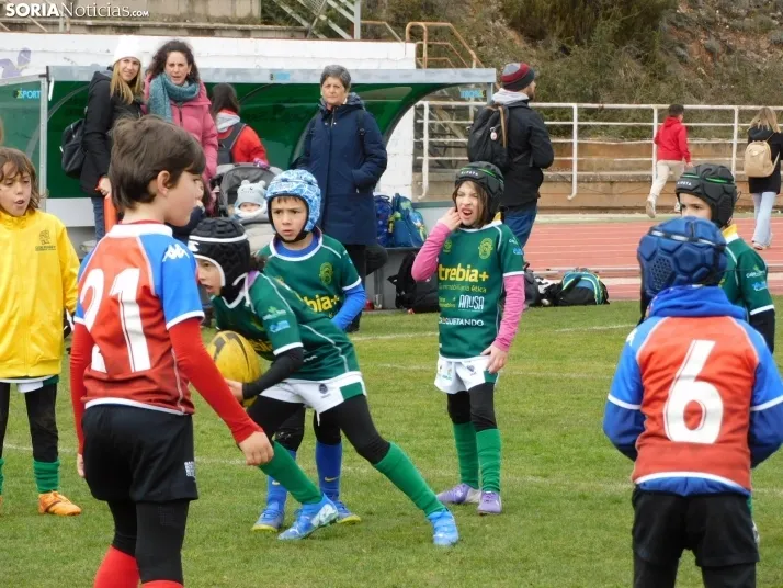 &iexcl;Placados por la diversi&oacute;n! 400 ni&ntilde;os hacen un "ensayo" de rugby en Soria, en fo