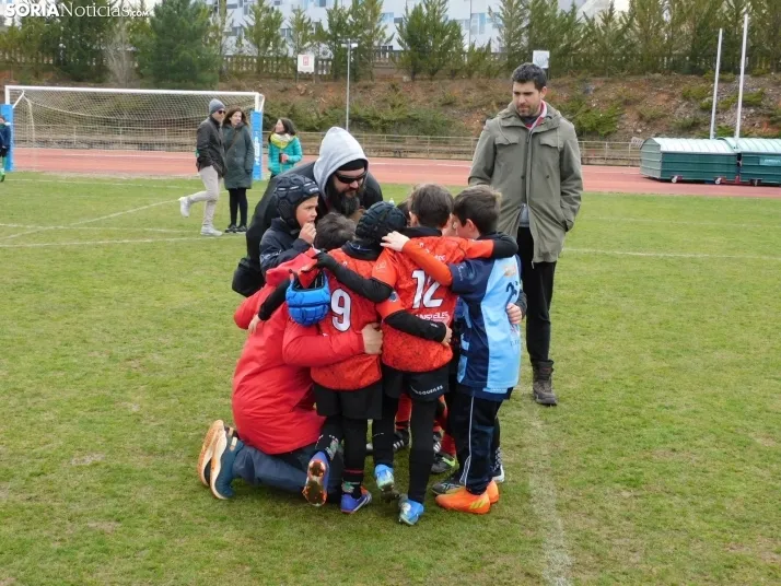 &iexcl;Placados por la diversi&oacute;n! 400 ni&ntilde;os hacen un "ensayo" de rugby en Soria, en fo