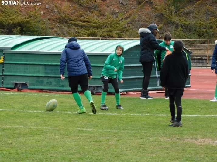 &iexcl;Placados por la diversi&oacute;n! 400 ni&ntilde;os hacen un "ensayo" de rugby en Soria, en fo