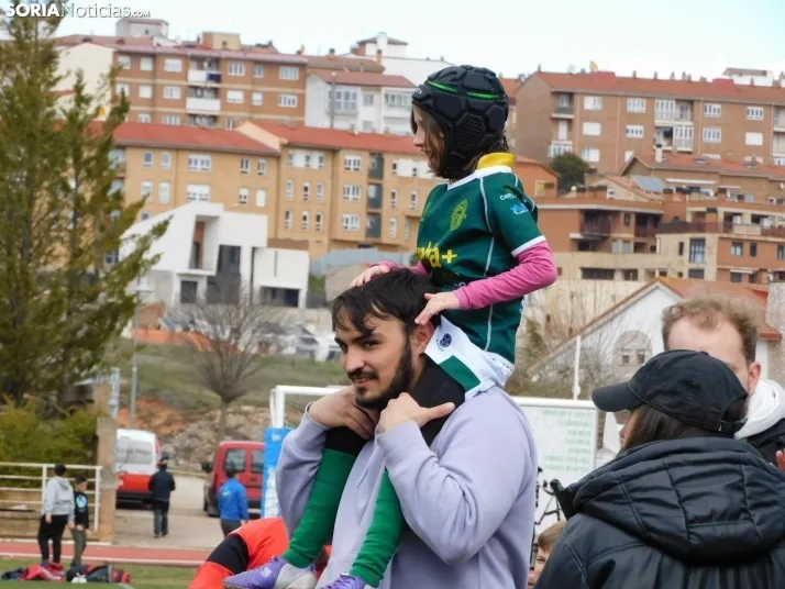 &iexcl;Placados por la diversi&oacute;n! 400 ni&ntilde;os hacen un "ensayo" de rugby en Soria, en fo