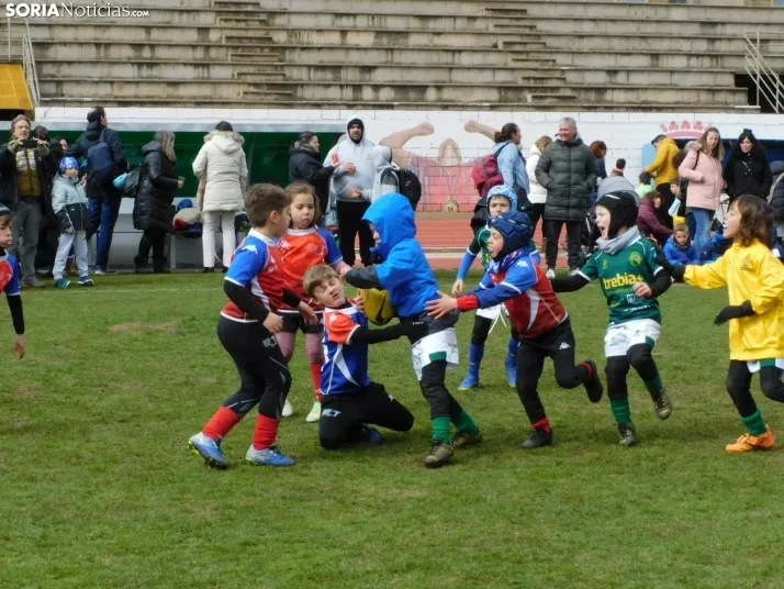 &iexcl;Placados por la diversi&oacute;n! 400 ni&ntilde;os hacen un "ensayo" de rugby en Soria, en fo