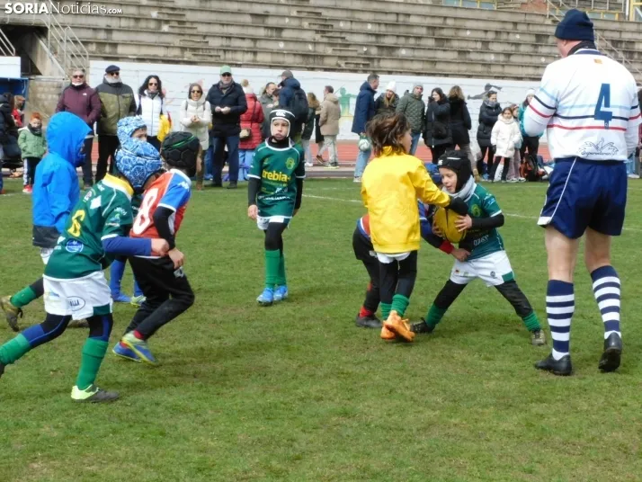 &iexcl;Placados por la diversi&oacute;n! 400 ni&ntilde;os hacen un "ensayo" de rugby en Soria, en fo