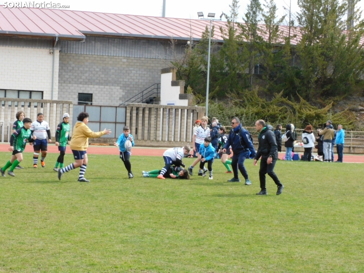 &iexcl;Placados por la diversi&oacute;n! 400 ni&ntilde;os hacen un &quot;ensayo&quot; de rugby en Soria, en fo