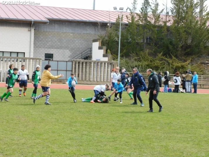 &iexcl;Placados por la diversi&oacute;n! 400 ni&ntilde;os hacen un "ensayo" de rugby en Soria, en fo