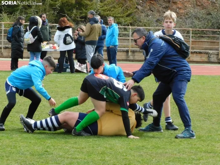 &iexcl;Placados por la diversi&oacute;n! 400 ni&ntilde;os hacen un "ensayo" de rugby en Soria, en fo