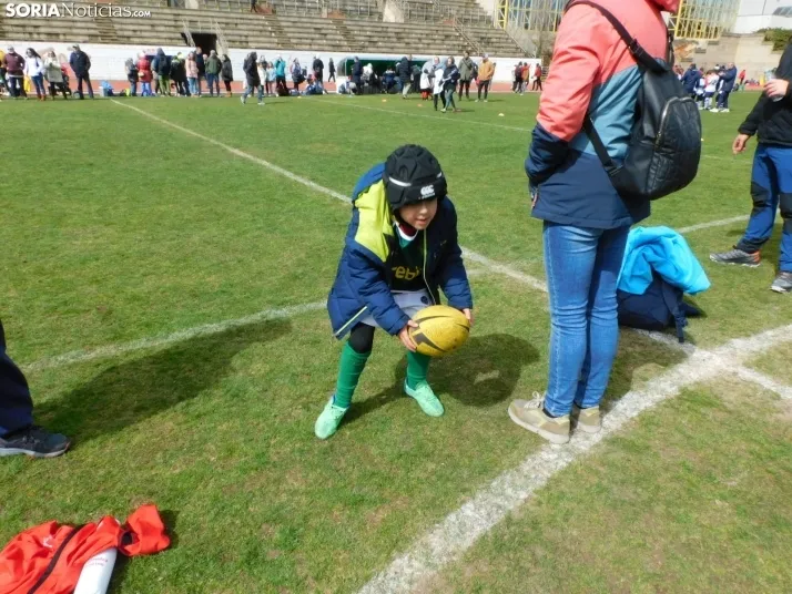 &iexcl;Placados por la diversi&oacute;n! 400 ni&ntilde;os hacen un "ensayo" de rugby en Soria, en fo