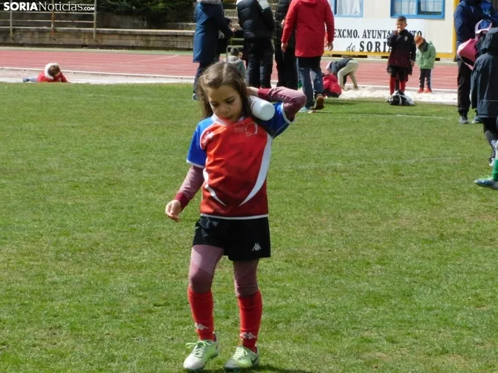 &iexcl;Placados por la diversi&oacute;n! 400 ni&ntilde;os hacen un "ensayo" de rugby en Soria, en fo