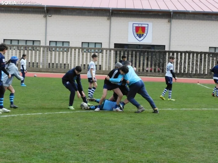 &iexcl;Placados por la diversi&oacute;n! 400 ni&ntilde;os hacen un "ensayo" de rugby en Soria, en fo