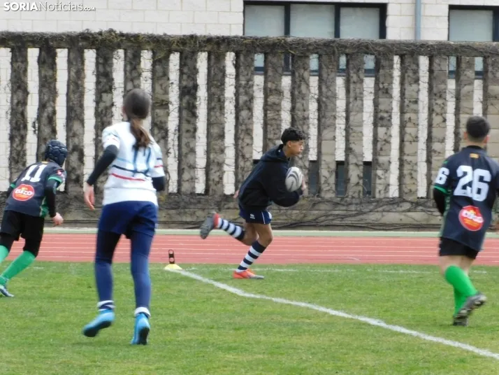 &iexcl;Placados por la diversi&oacute;n! 400 ni&ntilde;os hacen un "ensayo" de rugby en Soria, en fo