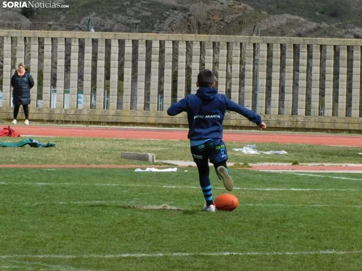 &iexcl;Placados por la diversi&oacute;n! 400 ni&ntilde;os hacen un "ensayo" de rugby en Soria, en fo