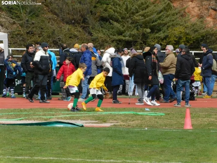 &iexcl;Placados por la diversi&oacute;n! 400 ni&ntilde;os hacen un "ensayo" de rugby en Soria, en fo