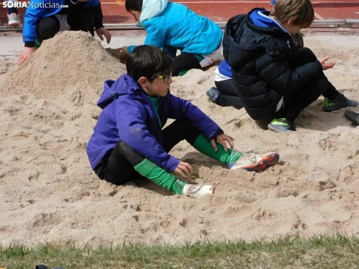 &iexcl;Placados por la diversi&oacute;n! 400 ni&ntilde;os hacen un "ensayo" de rugby en Soria, en fo