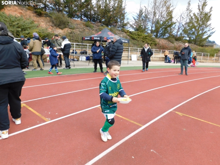 &iexcl;Placados por la diversi&oacute;n! 400 ni&ntilde;os hacen un &quot;ensayo&quot; de rugby en Soria, en fo