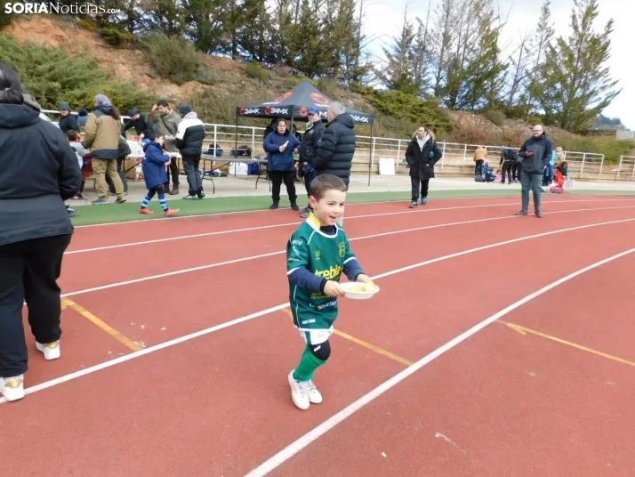 &iexcl;Placados por la diversi&oacute;n! 400 ni&ntilde;os hacen un "ensayo" de rugby en Soria, en fo