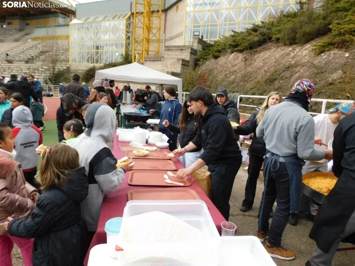 &iexcl;Placados por la diversi&oacute;n! 400 ni&ntilde;os hacen un "ensayo" de rugby en Soria, en fo