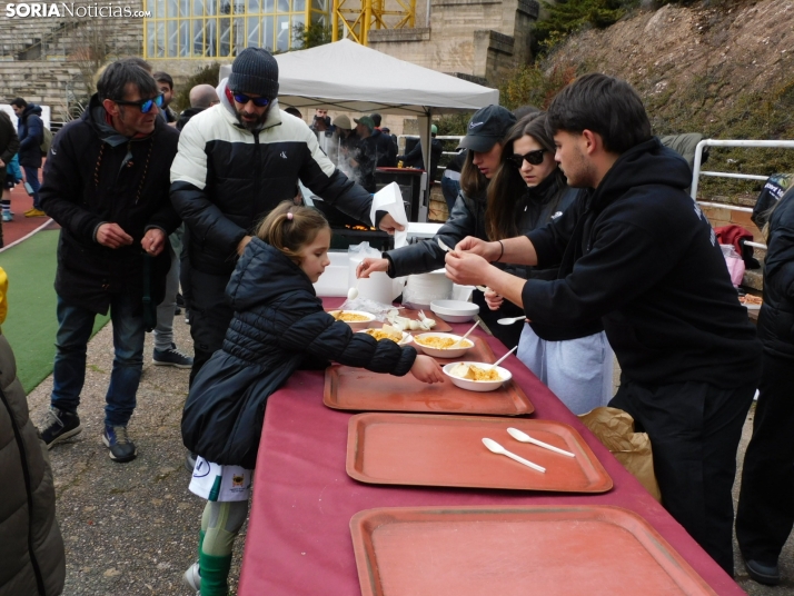 &iexcl;Placados por la diversi&oacute;n! 400 ni&ntilde;os hacen un &quot;ensayo&quot; de rugby en Soria, en fo