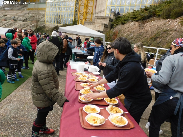 &iexcl;Placados por la diversi&oacute;n! 400 ni&ntilde;os hacen un &quot;ensayo&quot; de rugby en Soria, en fo