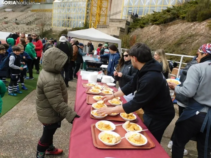 &iexcl;Placados por la diversi&oacute;n! 400 ni&ntilde;os hacen un "ensayo" de rugby en Soria, en fo